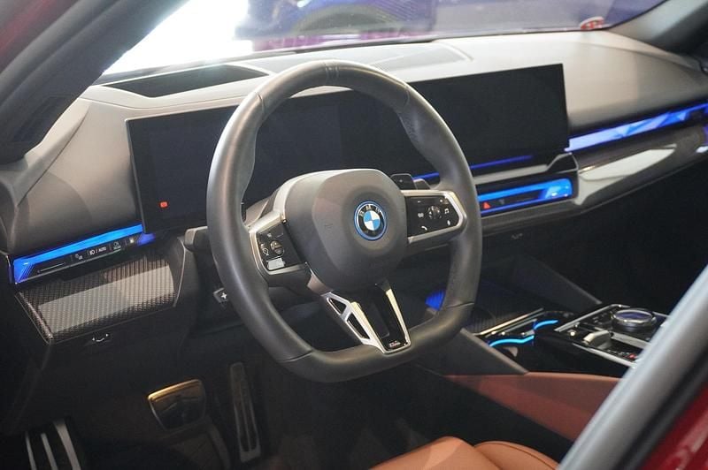 Begagnad BMW 550e M Sport 313 HK (230 kW) 2023 Röd Sedan