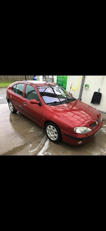 Röd Begagnad 2002 Renault Mégane II Authentique Halvkombi | 14 500 kr (Marknadspris) - Bild 1/3