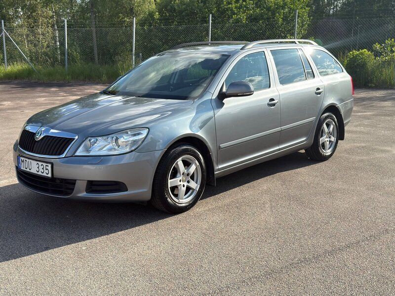 Mörkgrå (grå) Begagnad 2012 Skoda Octavia Ambiente Kombi | 49 000 kr (Bra pris) - Bild 1/4