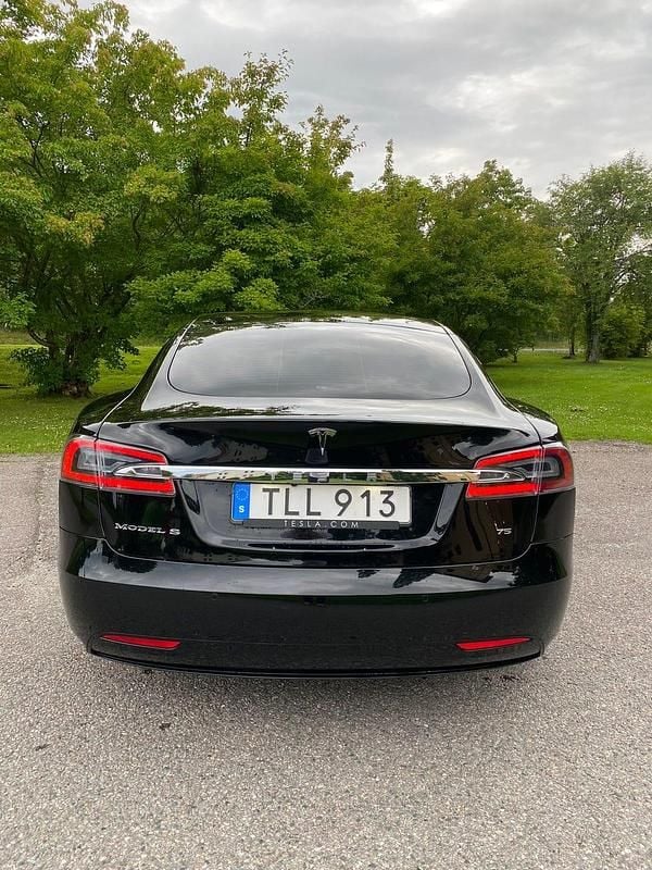 Begagnad Tesla Model S 284 kW (387 HK) 2017 Solid svart Halvkombi