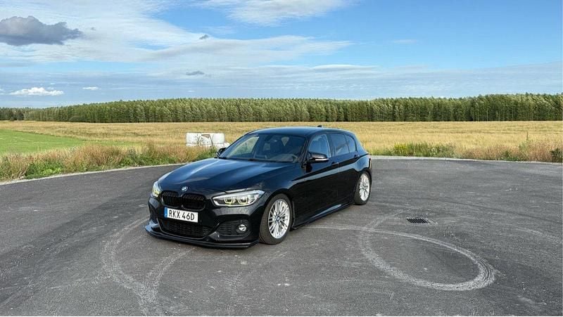 Svart Begagnad 2019 BMW 120 M Sport Halvkombi | 190 000 kr (Marknadspris) - Bild 1/4