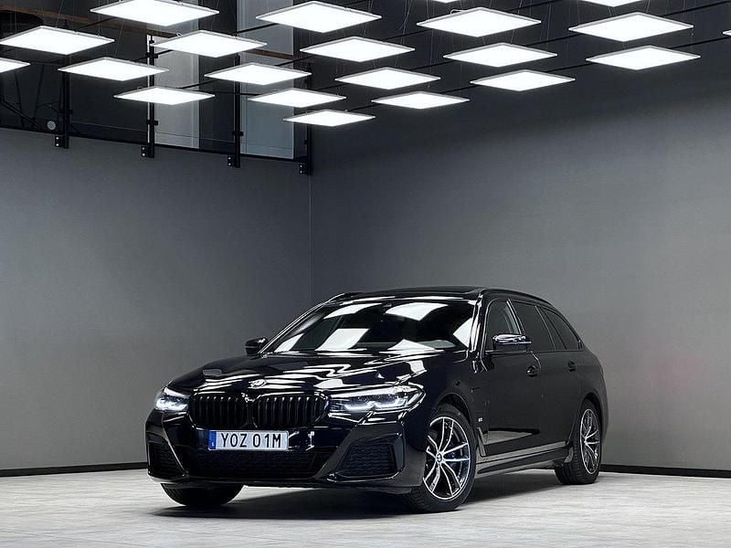 Svart Begagnad 2020 BMW 530e M Sport Kombi | 419 900 kr (Dyr) - Bild 1/3