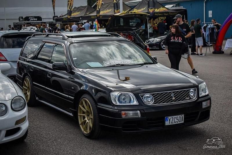 Svart Begagnad 2000 Nissan Stagea Kombi | 220 000 kr - Bild 1/4