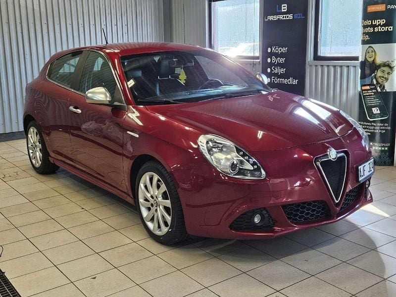Röd Begagnad 2011 Alfa Romeo Giulietta Distinctive Halvkombi | 69 900 kr (Marknadspris) - Bild 1/4