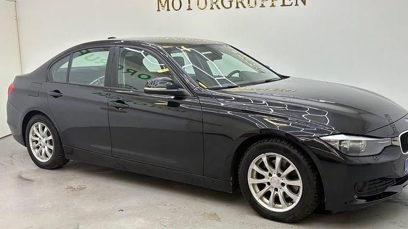 Begagnad BMW 318 143 HK (105 kW) 2013 Svart Sedan