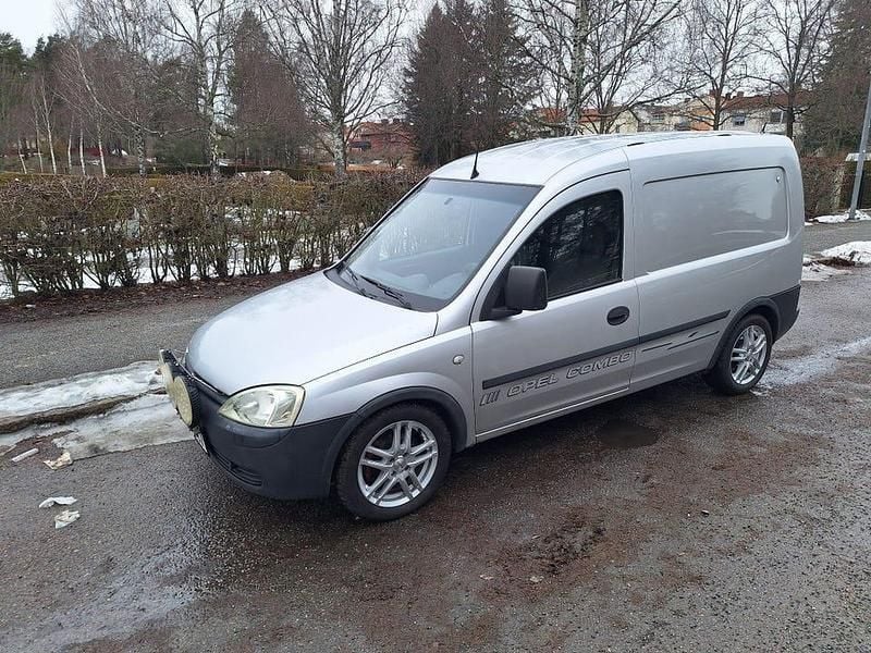 Begagnad Opel Combo 70 HK (51 kW) 2005 Minibuss
