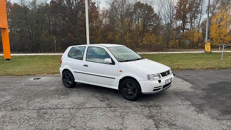 Vit Begagnad 1995 VW Polo Halvkombi | 15 000 kr - Bild 1/4