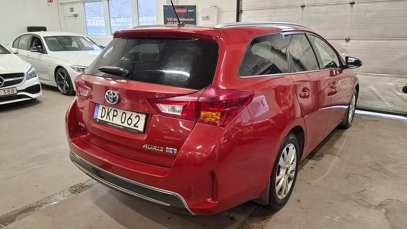 Begagnad Toyota Auris Touring Sports Edition 136 HK (100 kW) 2015 Röd Kombi