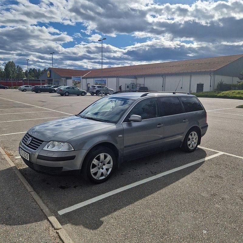Grå Begagnad 2002 VW Passat Kombi | 8 500 kr (Bra pris) - Bild 1/4