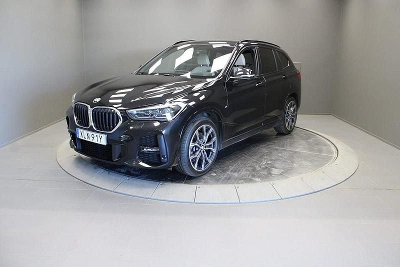 Svart Begagnad 2019 BMW X1 Shadowline SUV | 319 000 kr (Dyr) - Bild 1/4