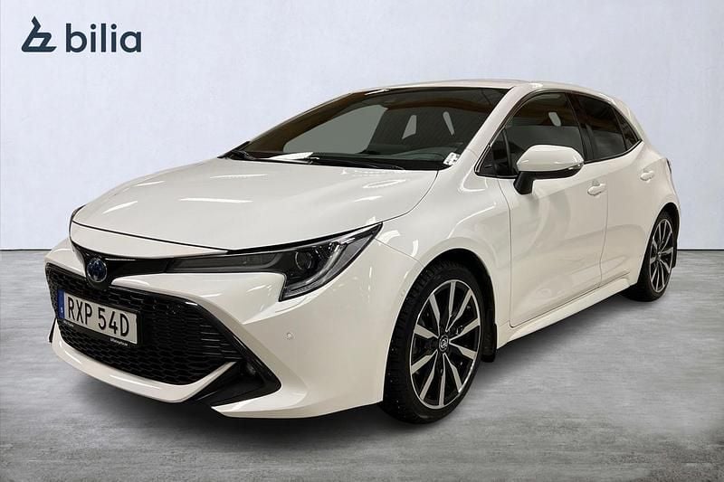 Vit Begagnad 2022 Toyota Corolla Hybrid Style Halvkombi | 249 900 kr (Marknadspris) - Bild 1/3