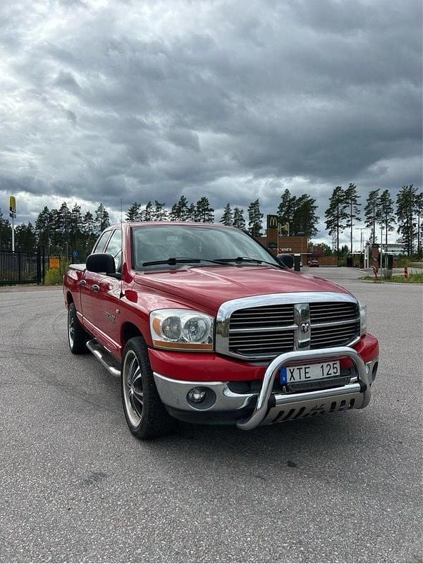 Röd Begagnad 2006 Dodge Ram Pickup | 198 000 kr (Marknadspris) - Bild 1/4