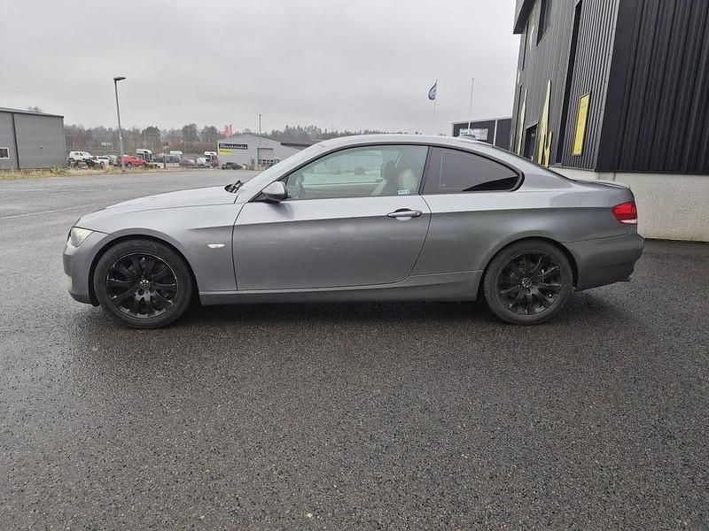 Begagnad BMW 325 218 HK (160 kW) 2007 Grå Sportkupé