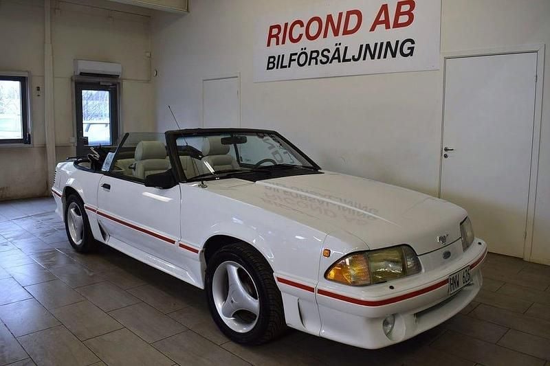 Vit Begagnad 1987 Ford Mustang GT Convertible Cab | 109 900 kr - Bild 1/4