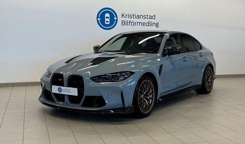 Grå Begagnad 2023 BMW M3 Comfort Edition Sedan | 1 399 000 kr - Bild 1/4