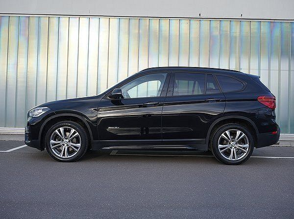 Svart Begagnad 2017 BMW X1 Sport Line SUV | 239 900 kr (Marknadspris) - Bild 1/4
