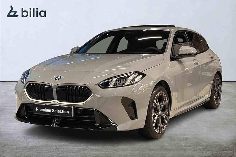 Grå Begagnad 2026 BMW 120 Halvkombi | 439 900 kr - Bild 1/1