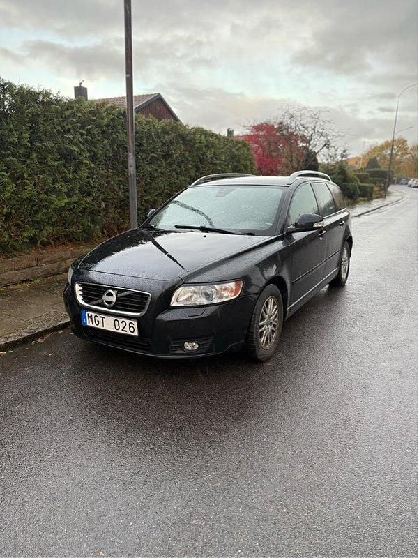 Svart Begagnad 2012 Volvo V50 Momentum Kombi | 35 000 kr (Marknadspris) - Bild 1/4