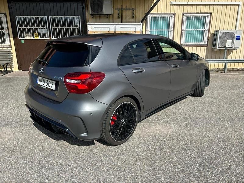 Grå Begagnad 2018 Mercedes A45 AMG AMG Halvkombi | 379 000 kr (Lite dyr) - Bild 1/4