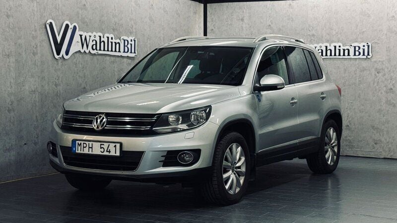 Grå Begagnad 2013 VW Tiguan Sportline SUV | 99 900 kr (Marknadspris) - Bild 1/4
