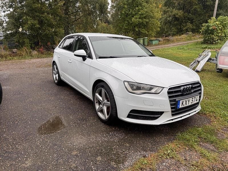 Vit Begagnad 2014 Audi A3 Sportback Attraction Halvkombi | 75 000 kr (Marknadspris) - Bild 1/2