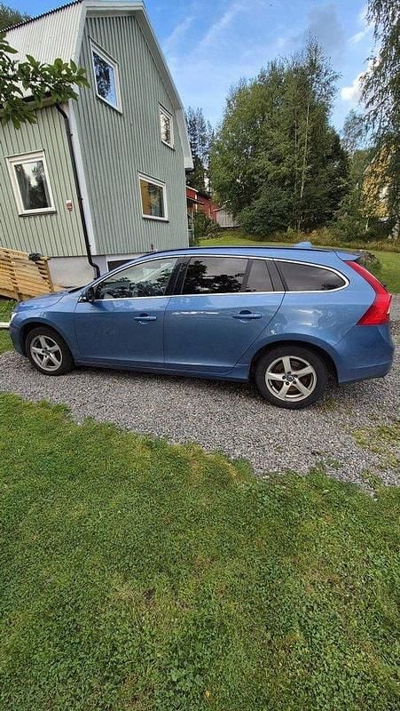 Blå Begagnad 2016 Volvo V60 Momentum Kombi | 118 000 kr (Bra pris) - Bild 1/4