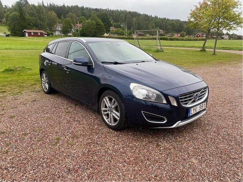 Blå Begagnad 2012 Volvo V60 Summum Kombi | 45 000 kr (Marknadspris) - Bild 1/4