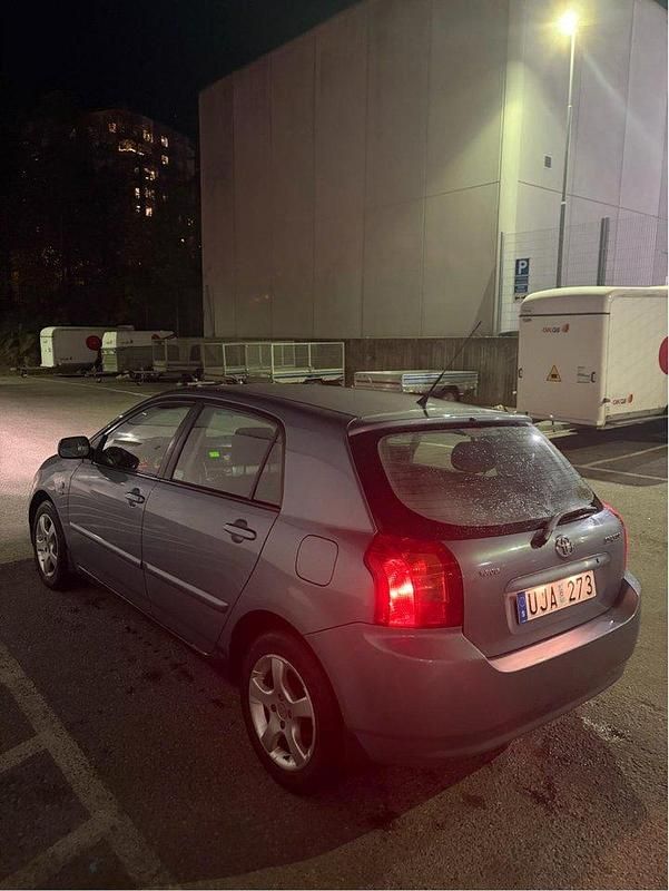 Blå Begagnad 2003 Toyota Corolla Halvkombi | 39 500 kr (Marknadspris) - Bild 1/4