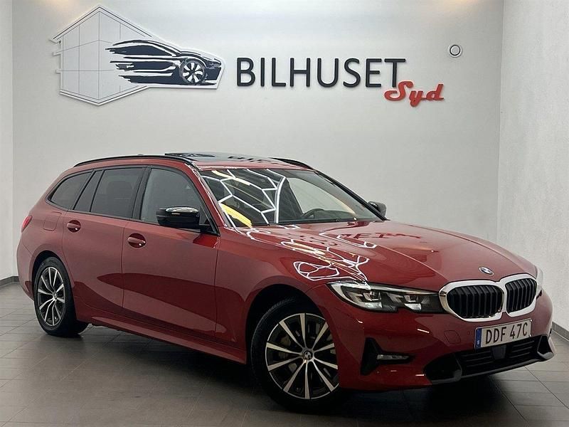 Röd Begagnad 2021 BMW 330e Shadowline Kombi | 298 500 kr (Marknadspris) - Bild 1/4