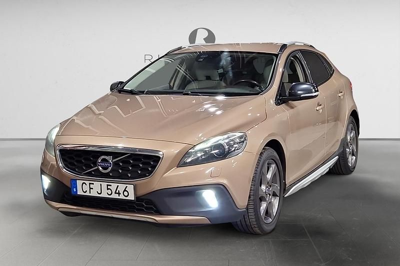 Brun Begagnad 2014 Volvo V40 CC Summum Kombi | 104 900 kr (Marknadspris) - Bild 1/3