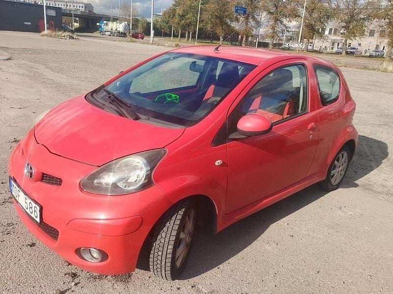 Röd Begagnad 2010 Toyota Aygo Halvkombi | 20 000 kr (Marknadspris) - Bild 1/4