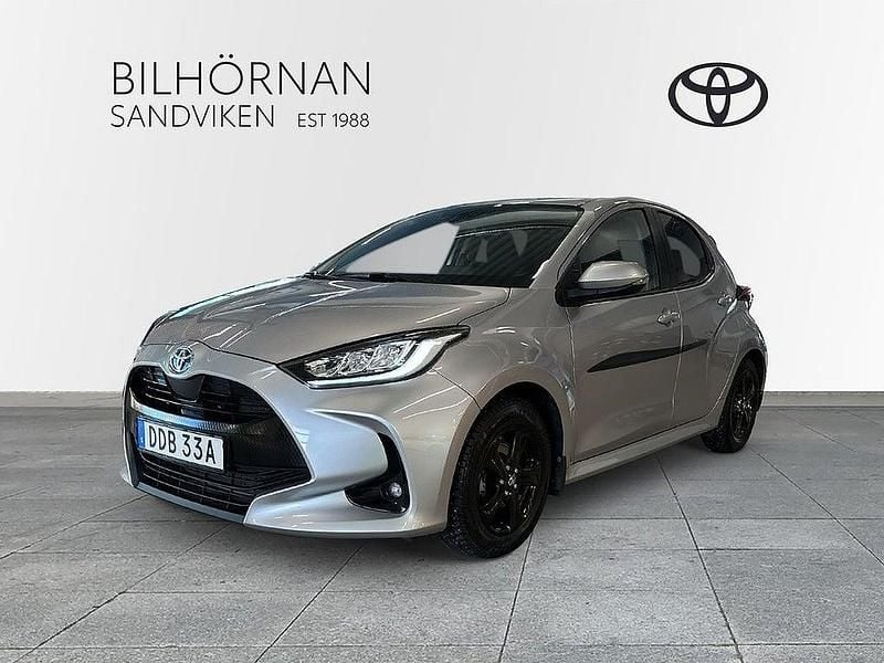 Begagnad Toyota Yaris Hybrid Active 92 HK (67 kW) 2021 Silver Halvkombi