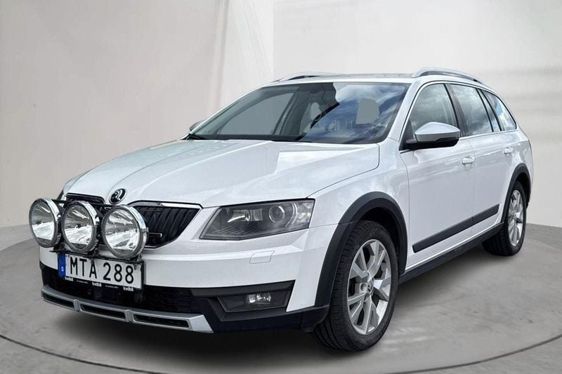 Vit Begagnad 2016 Skoda Octavia Scout Kombi | 99 000 kr (Bra pris) - Bild 1/4