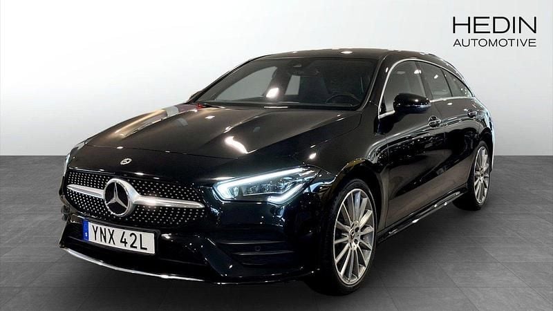 Svart (black) Begagnad 2023 Mercedes CLA250 AMG line Sedan | 359 900 kr - Bild 1/4
