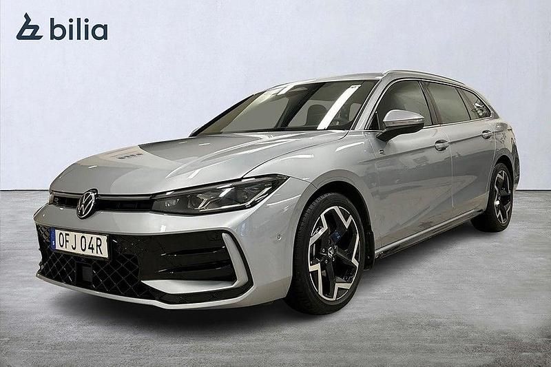 Silver Begagnad 2024 VW Passat R-line Kombi | 429 400 kr (Marknadspris) - Bild 1/4