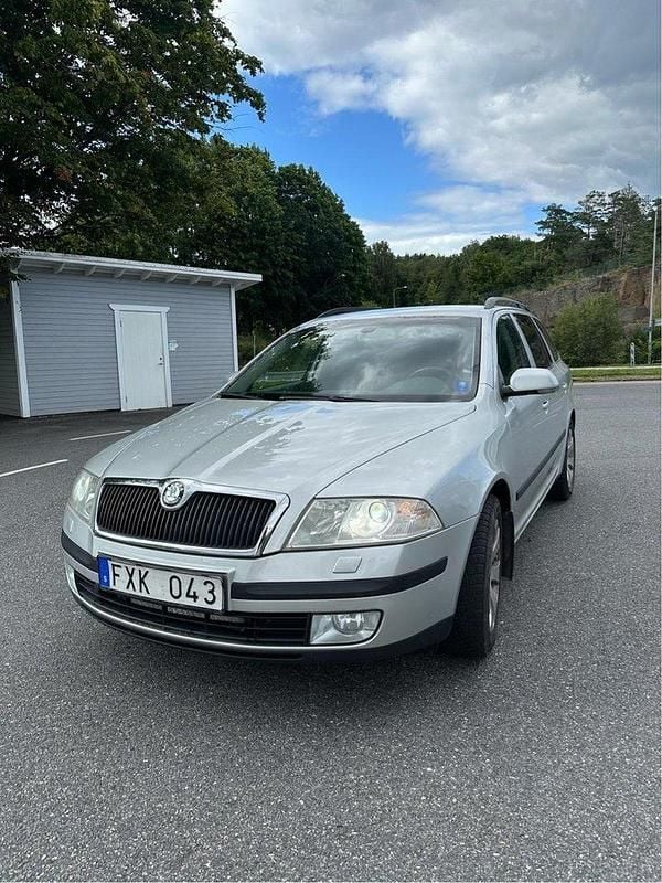 Silver Begagnad 2008 Skoda Octavia Kombi | 23 000 kr (Marknadspris) - Bild 1/4