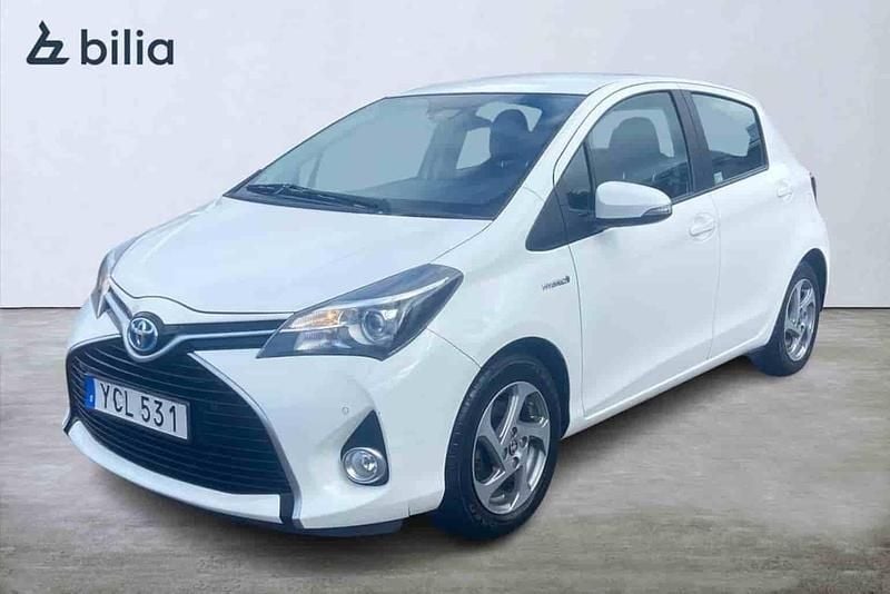 Vit Begagnad 2016 Toyota Yaris Hybrid Active Halvkombi | 155 900 kr (Lite dyr) - Bild 1/1