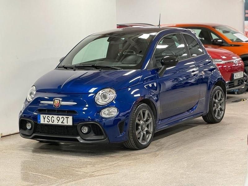 Blå Begagnad 2021 Abarth 595 Halvkombi | 179 900 kr (Bra pris) - Bild 1/4
