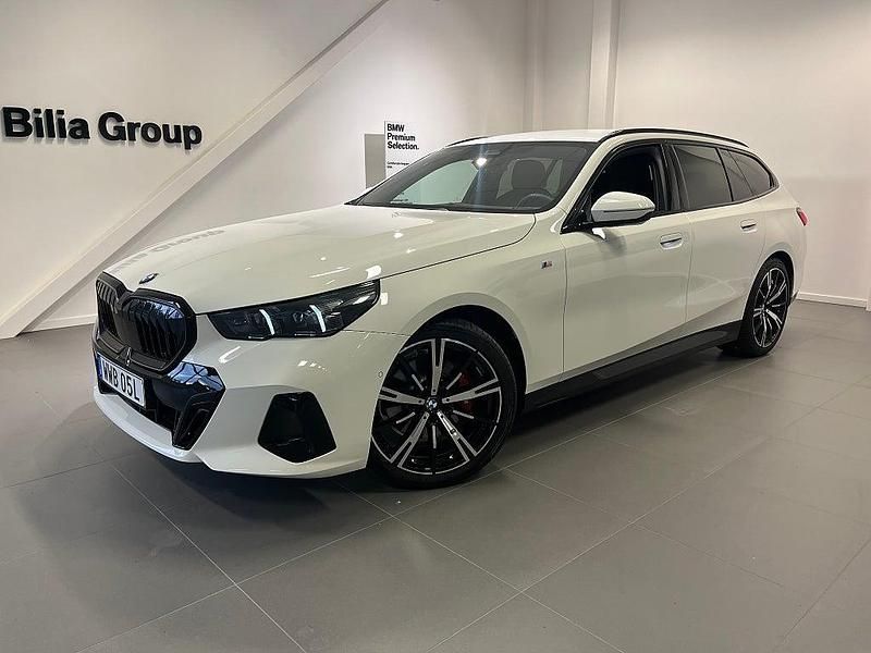 Vit Begagnad 2024 BMW 520 M Sport Kombi | 579 900 kr (Marknadspris) - Bild 1/4