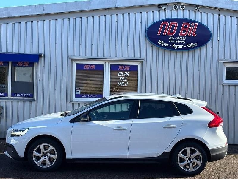 Begagnad Volvo V40 CC Momentum 120 HK (88 kW) 2017 Vit Kombi