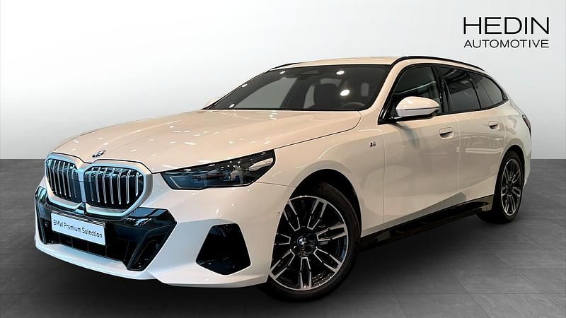 Vit (white) Begagnad 2025 BMW 520 M Sport Kombi | 578 700 kr (Dyr) - Bild 1/4