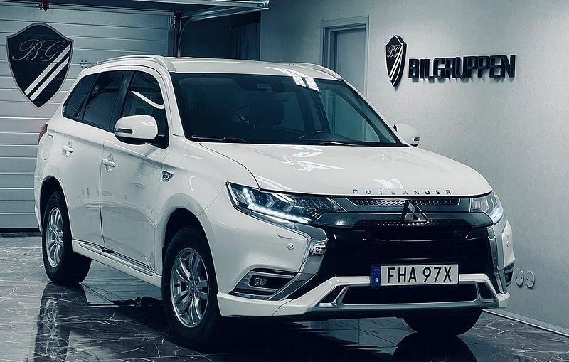 Vit Begagnad 2019 Mitsubishi Outlander P-HEV SUV | 219 000 kr (Marknadspris) - Bild 1/4