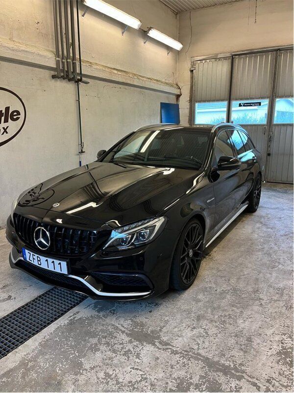 Svart Begagnad 2018 Mercedes C63S AMG AMG Kombi | 549 000 kr (Marknadspris) - Bild 1/4