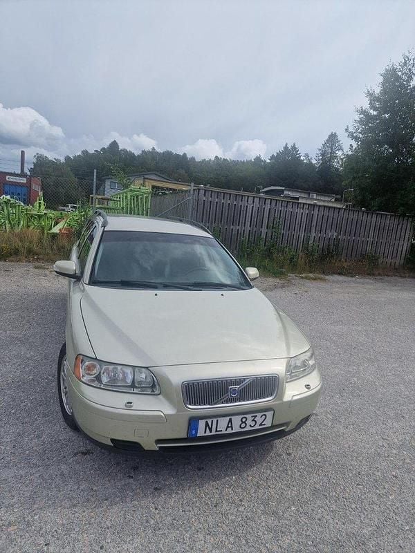Brun Begagnad 2007 Volvo V70 Kinetic Kombi | 32 900 kr (Marknadspris) - Bild 1/4