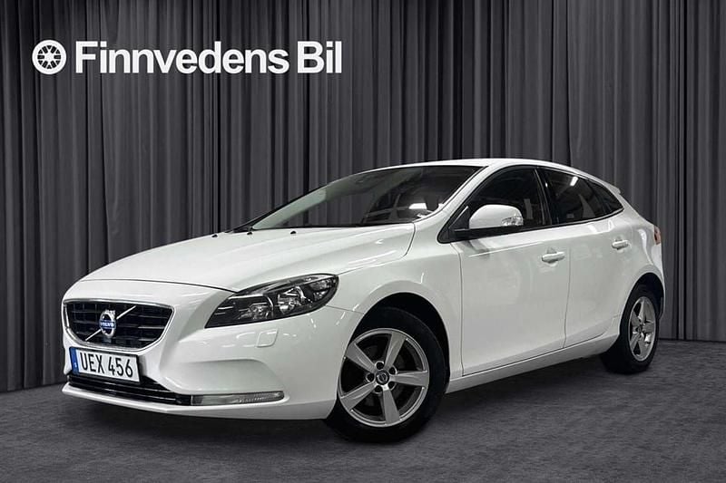 Vit Begagnad 2015 Volvo V40 Kinetic Kombi | 113 000 kr (Marknadspris) - Bild 1/4