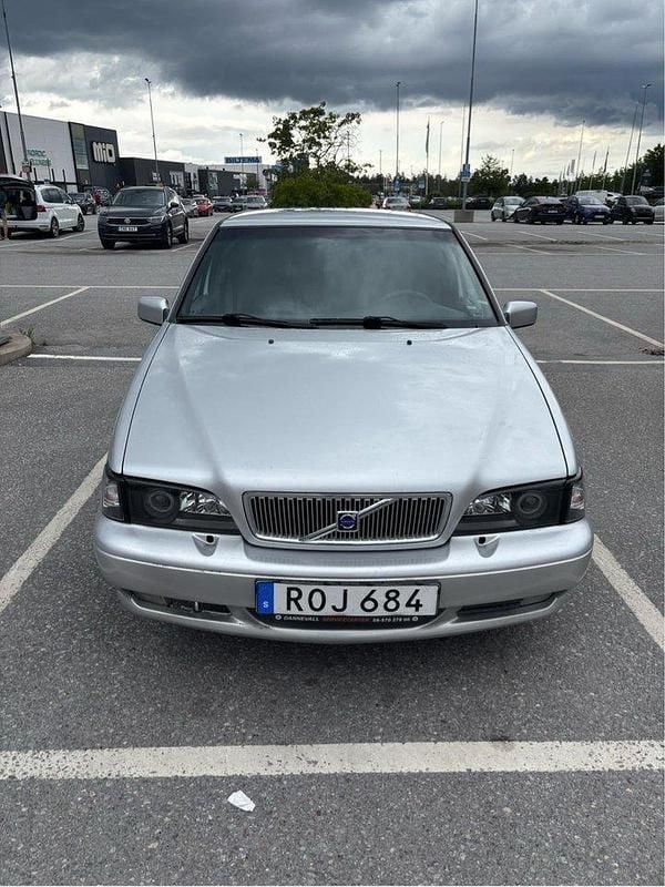 Grå Begagnad 2000 Volvo S70 Standard Sedan | 22 000 kr (Lite dyr) - Bild 1/4