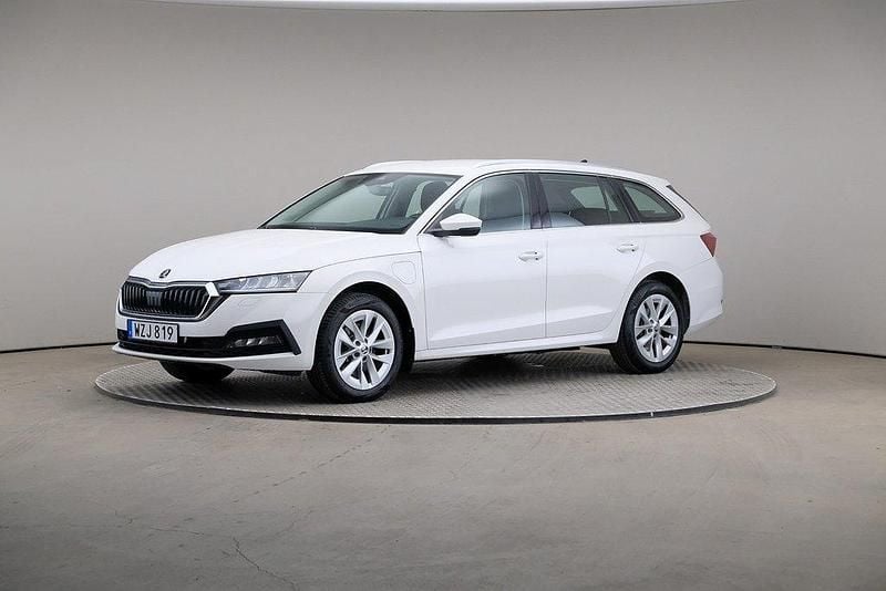 Vit Begagnad 2022 Skoda Octavia Ambition Kombi | 299 000 kr (Marknadspris) - Bild 1/4