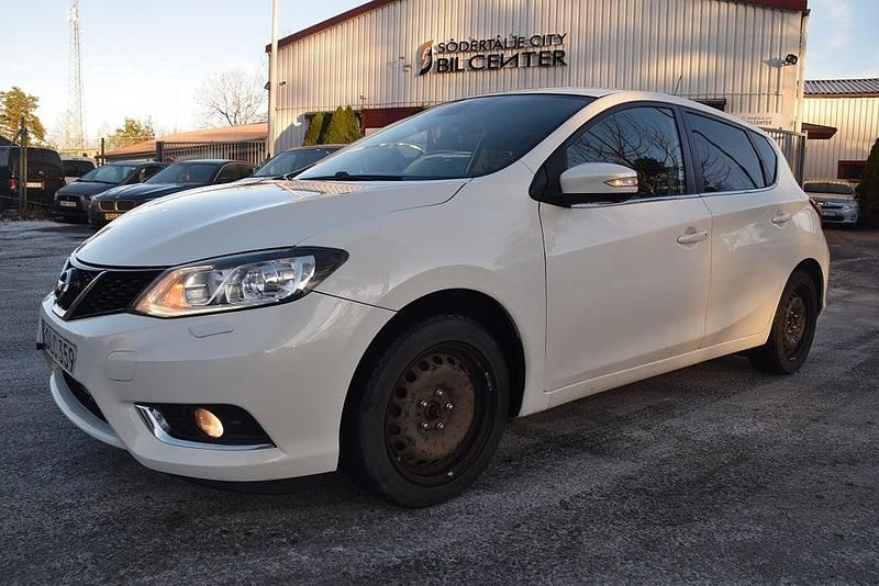 Vit pärla met Begagnad 2014 Nissan Pulsar 360º Halvkombi | 74 900 kr (Marknadspris) - Bild 1/4