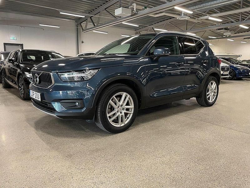 Mörkblå Begagnad 2020 Volvo XC40 SUV | 279 000 kr (Dyr) - Bild 1/4
