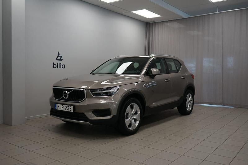 Grå Begagnad 2022 Volvo XC40 Momentum SUV | 339 900 kr (Marknadspris) - Bild 1/4